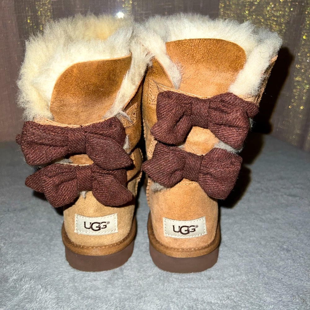 UGG Boots Knit Bows Tan size 6